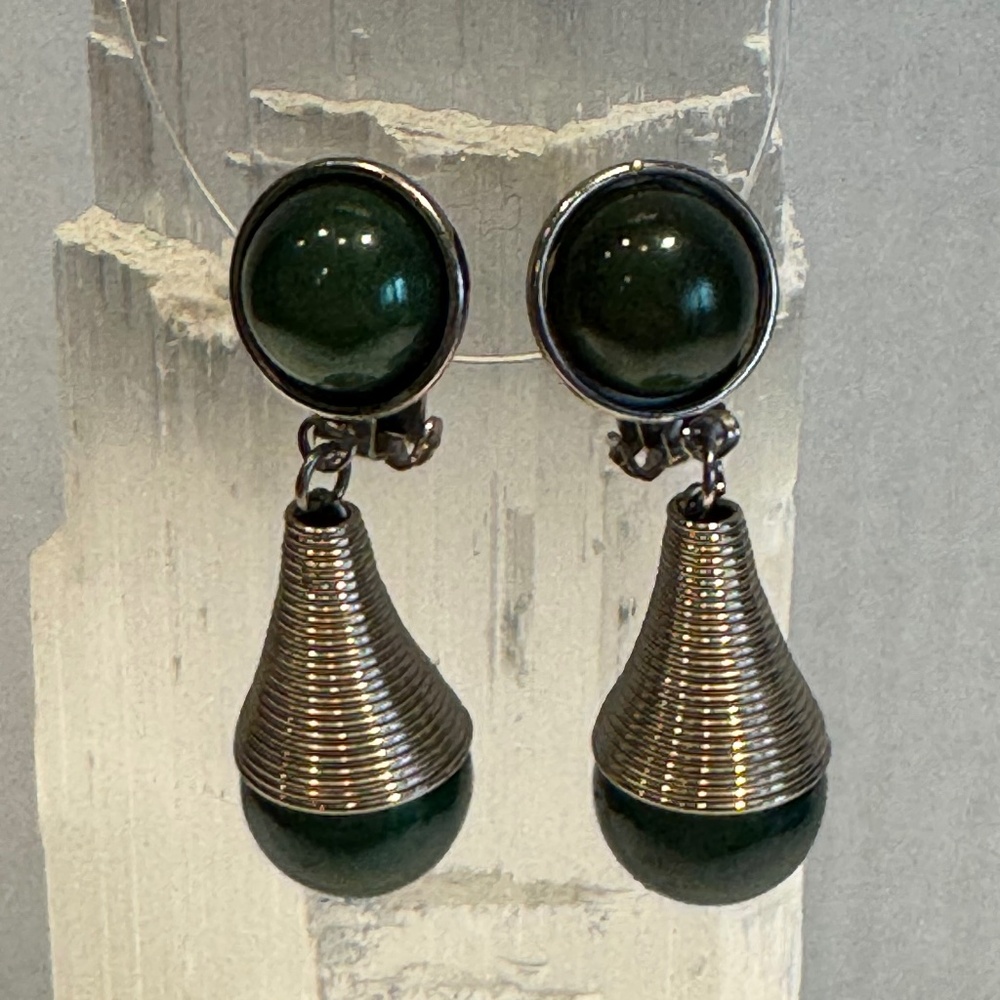Vintage 70s drop earrings with clip back.